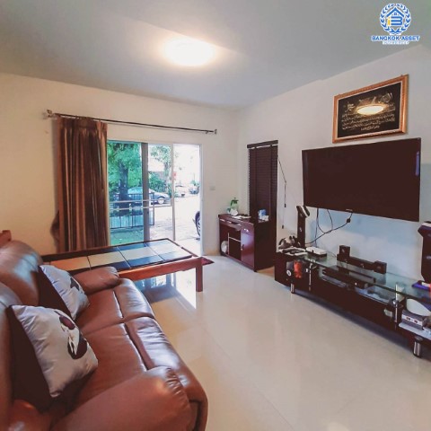 *****บ้านเดี่ยวมือสองย่านนนทบุรี ม.อินนิซิโอ ปิ่นเกล้า-วงแหวน เนื้อที่กว้าง 50 ตร.ว. ฟังก์ชัน 3 ห้องนอน 2 ห้องน้ำ ที่จอดรถ 2 คัน บ้านหลังใหญ่ มีบริเวณกว้างขวาง บนทำเลแห่งการเดินทาง ใกล้รถไฟฟ้าสายสีม่วง "สถานีตลาดบางใหญ่" และทางด่วน "ศรีรัช"